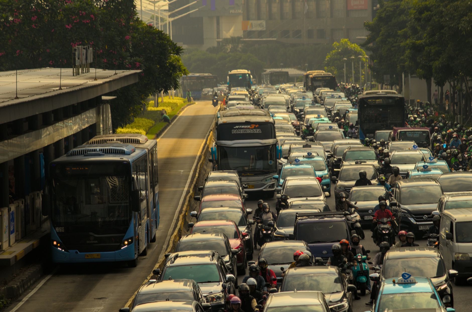 Avenida congestionada com ônibus e carros parados